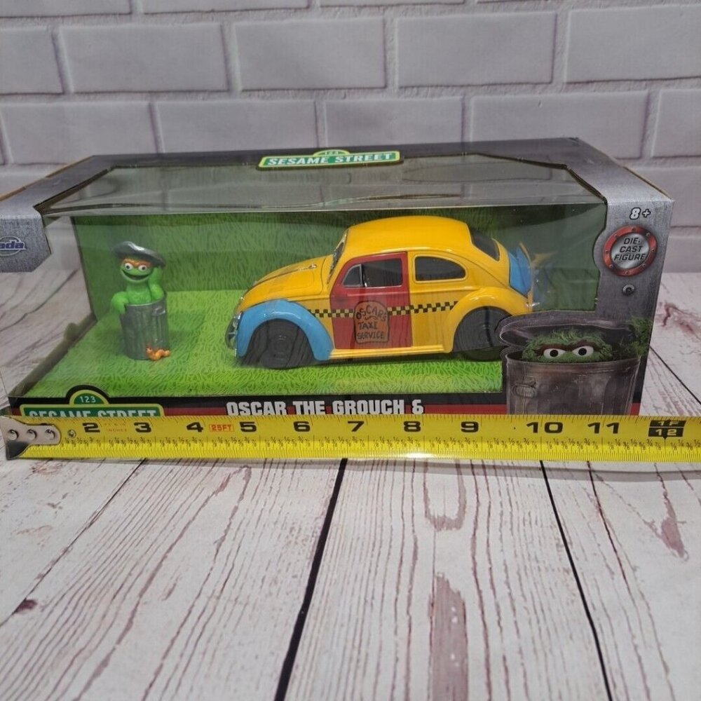 Oscar The Grouch & 1959 Volkswagen Beetle Die-Cast Model 1:43 Scale Hollywood Ri - Picture 9 of 9